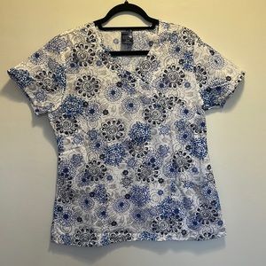 Zoe & Chloe Scrub 2-Pocket Top